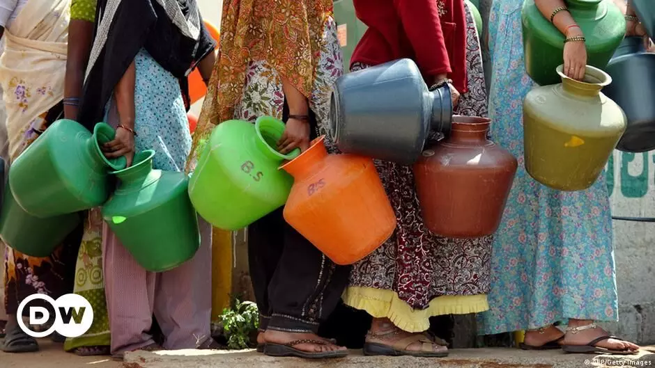 Ajmer: ग्रामीण इलाकों में पानी की समस्या से परेशान महिलाओं ने कलेक्ट्रेट पर किया प्रदर्शन