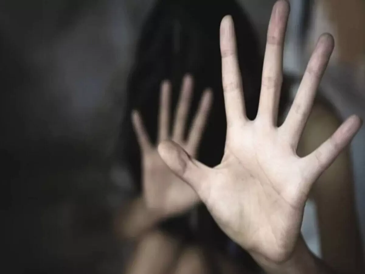 Rape: पिता के खिलाफ थाने पहुंची किशोरी