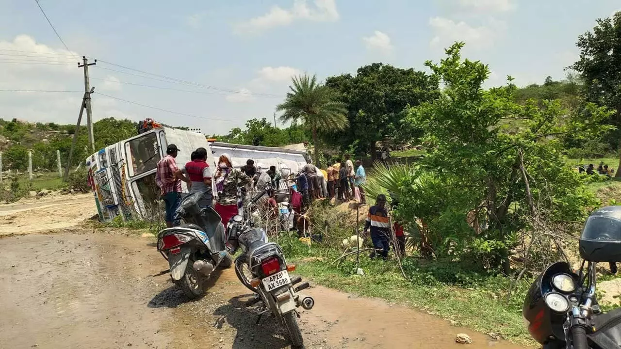 Hyderabad: भोंगिर में पलटे ईंधन टैंकर से लोग डीजल चुरा रहे