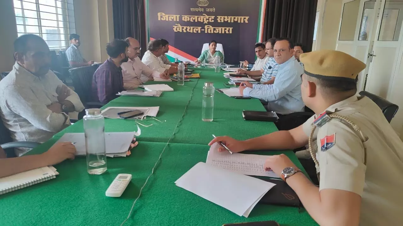 Khairthal-Tijara : जिला कलेक्टर की अध्यक्षता में आयोजित हुई सड़क सुरक्षा समिति की बैठक