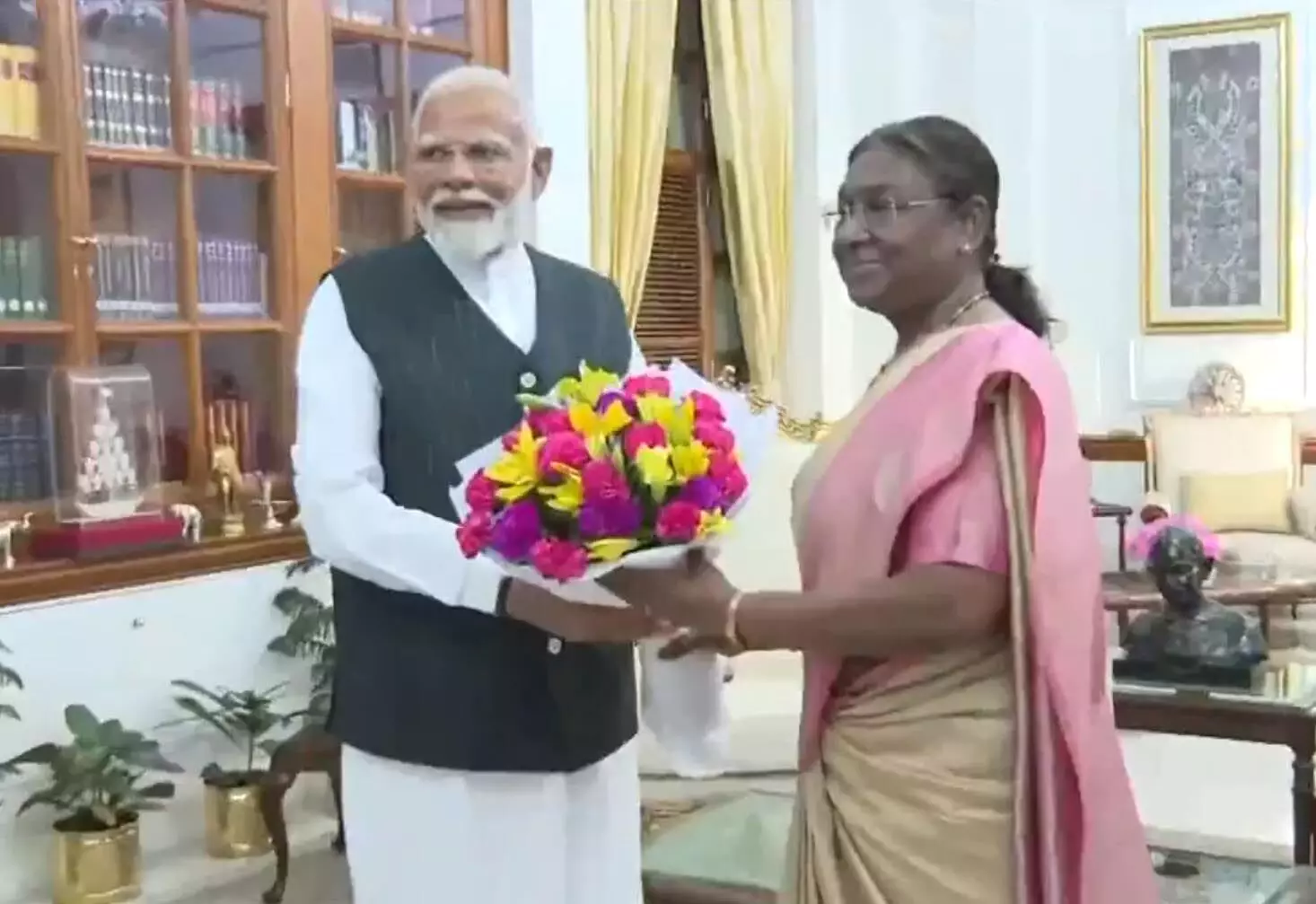 President मुर्मू से मिले PM मोदी, देखें VIDEO...