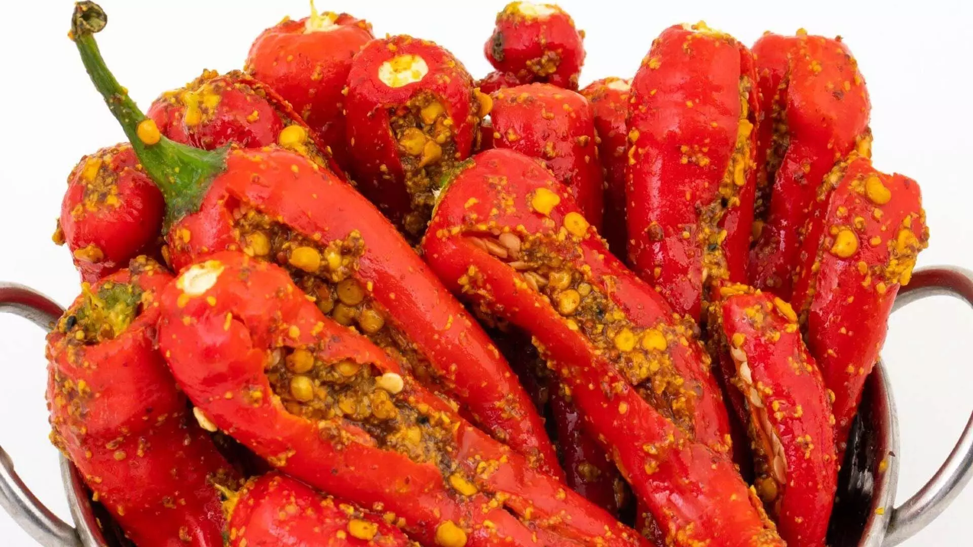 Red chilli pickle:लाल मिर्च का अचार तीखेपन के बावजूद चटखारे लेकर खाने वालों की नहीं है कमी