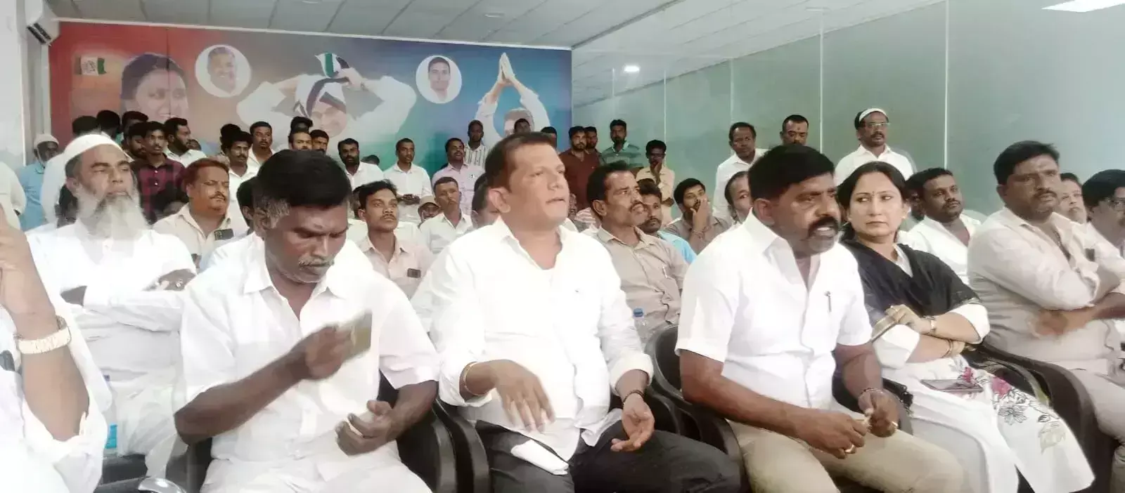 Andhra Pradesh: वाईएसआरसीपी नेताओं ने हिंदूपुर में मीडिया को संबोधित किया