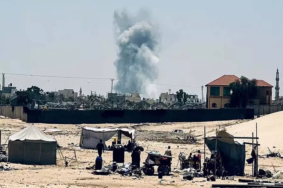 टैंकों के पश्चिम की ओर बढ़ने की कोशिश के बीच Israeli forces ने राफा पर बमबारी तेज कर दी