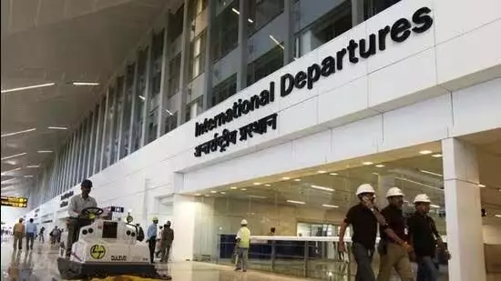 Delhi: दिल्ली हवाईअड्डा अंतरराष्ट्रीय यात्री क्षमता बढ़ाने के लिए काम कर रहा