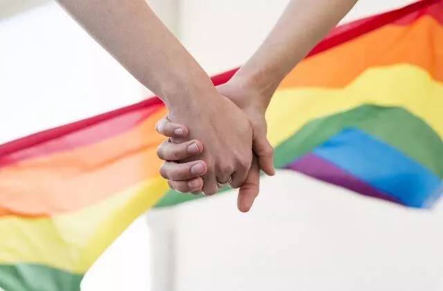 Love at first sight: 600KM दूर नाबालिग गर्लफ्रेंड से समलैंगिक विवाह रचाने पहुंची किशोरी