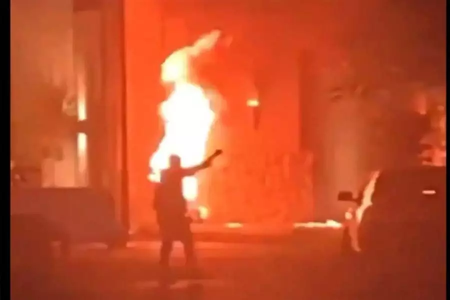 Israel के खिलाफ जॉर्डन की सरकारी इमारत के बाहर एक व्यक्ति ने खुद को लगाया आग