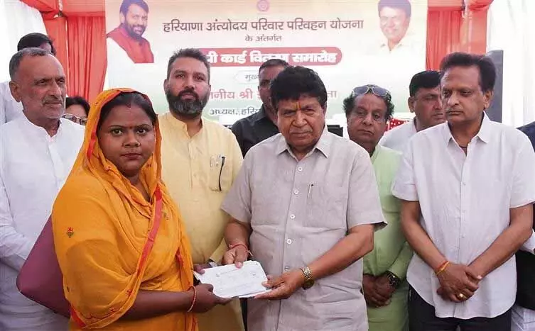 Chandigarh News: गुप्ता ने जिले में हैप्पी कार्ड वितरित किए