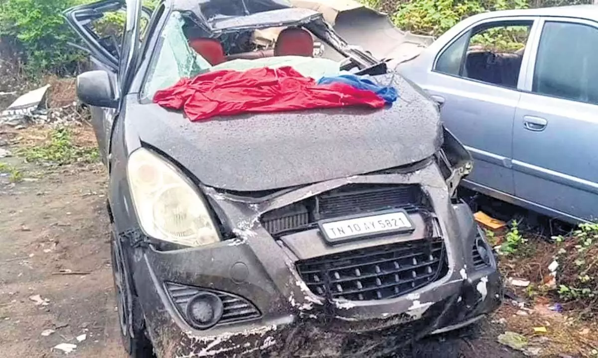 Tamil Nadu News: लॉरी ने कार को टक्कर मारी, बच्चे समेत दो की मौत, परिवार के पांच लोग घायल