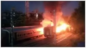 जयपुर जिले में बड़ा हादसा, साबरमती के एसी कोच में आग, यात्रियों ने फोड़े कांच