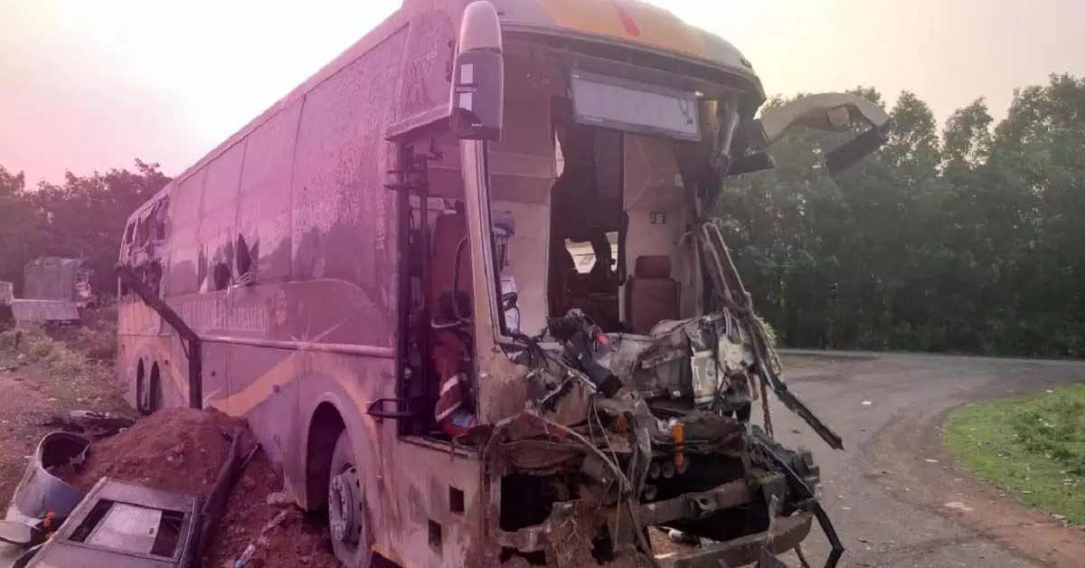 Road Accident : जाजपुर में बस और ट्रक के बीच टक्कर, दो लोगों की मौत, बीस  घायल