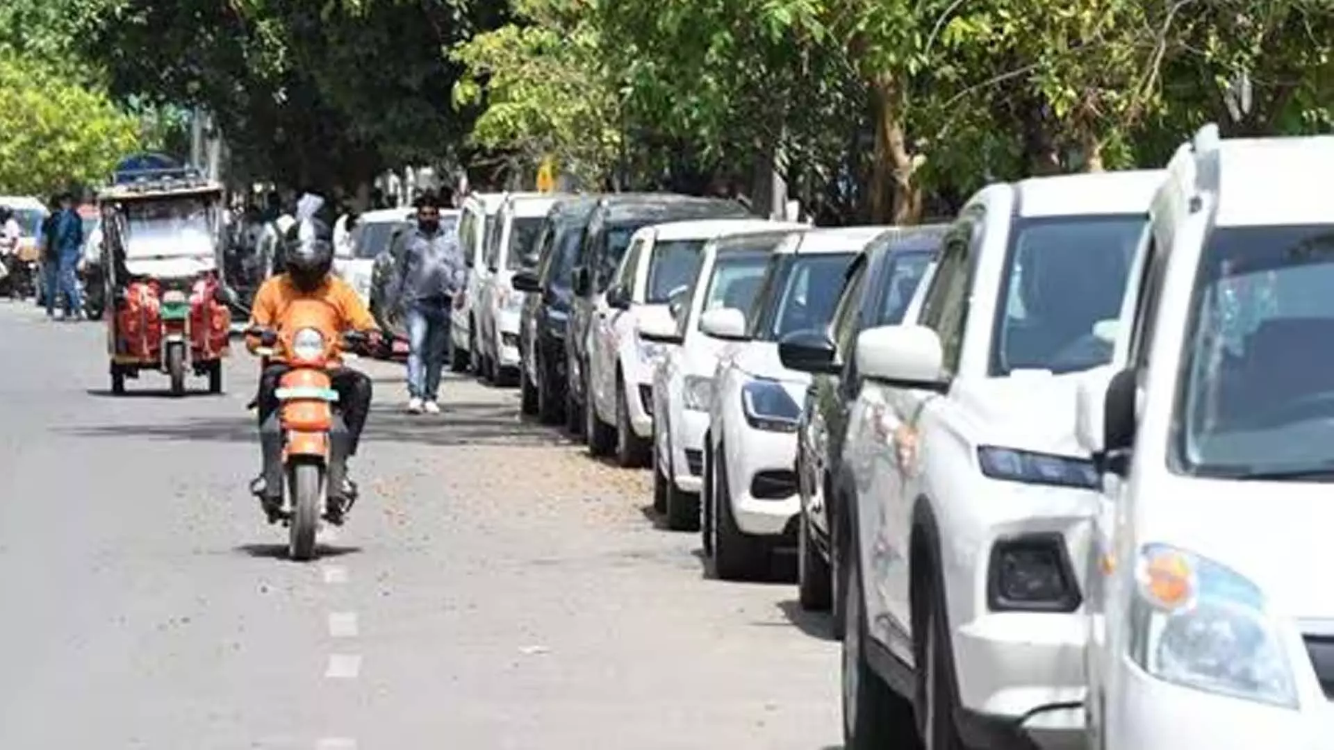NOIDA: सेक्टर 62 में सतही पार्किंग की सुविधा नहीं