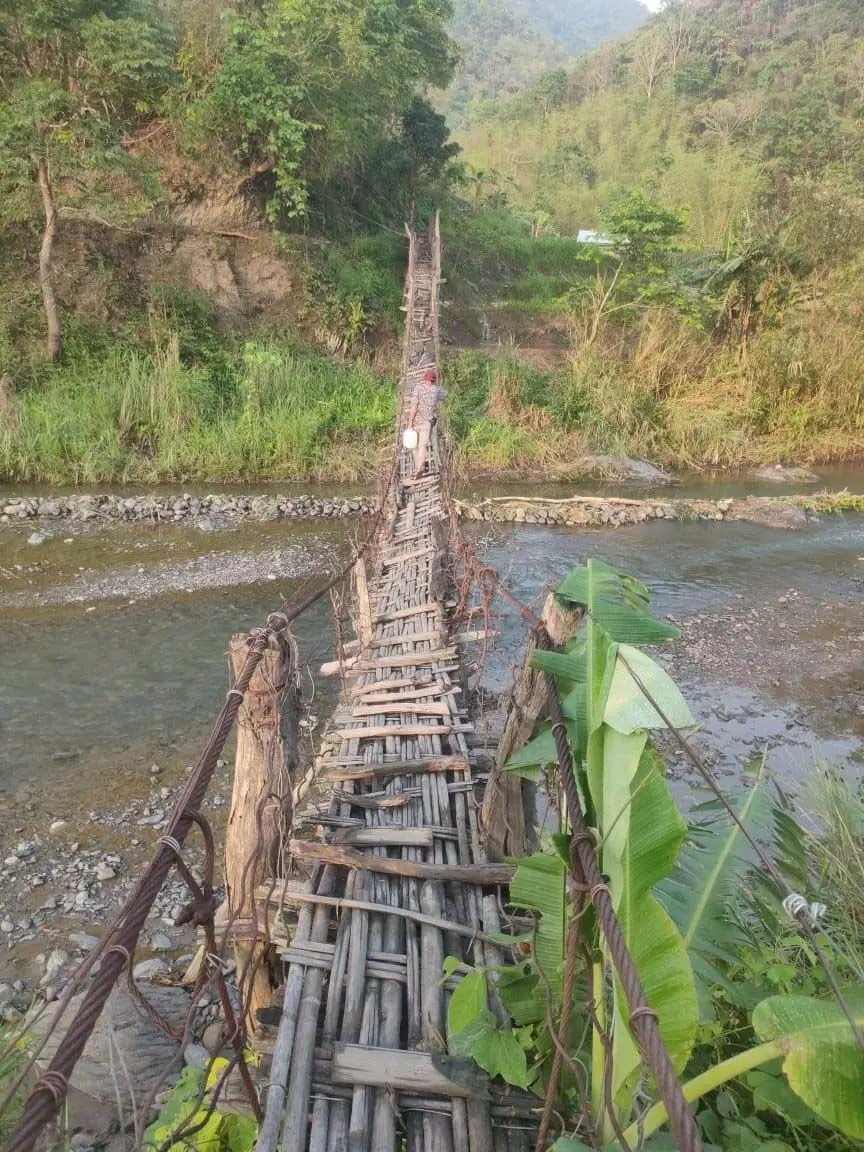 Old Bridge: कई साल पुरानी ब्रिज किसानों के किस्मत पर लटकी