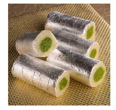 KAJU PISTA ROLL: बनाइये घर पर काजू पिस्ता रोल जानिए इसकी रेसिपी