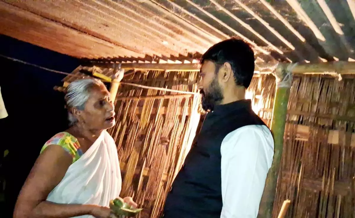 ASSAM NEWS :  भाजपा नेता और सामाजिक कार्यकर्ता आकाश फुकन ने बुजुर्ग महिला की मदद की