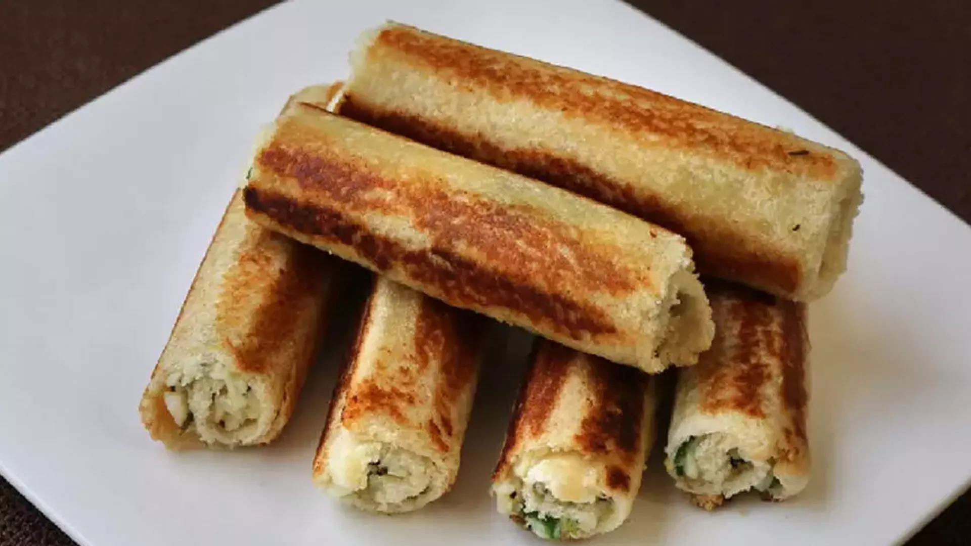 Paneer Bread Roll:पनीर ब्रेड रोल खाकर फर्स्ट क्लास हो जाएगा मूड नाश्ते में मिल जाए  टेस्टी डिश