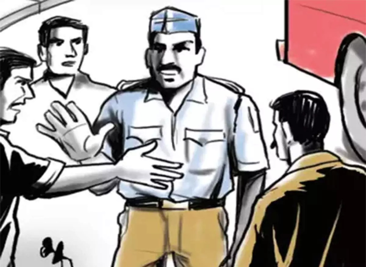 Aligarh: परिजनों ने लव जिहाद का आरोप लगाकर थाने पर हंगामा किया
