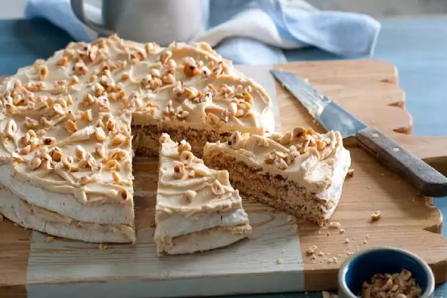 घर पर स्वादिष्ट hazelnut cake बनाएं