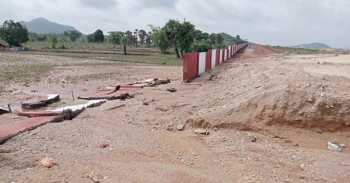 Malkangiri Airport: बारिश और आंधी के कारण मलकानगिरी हवाई अड्डे पर चारदीवारी का हिस्सा ढहा