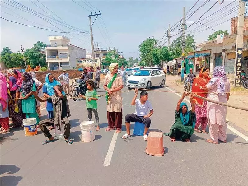Punjab News: कोट सादिक के निवासियों ने जलापूर्ति की कमी को लेकर सड़क जाम किया