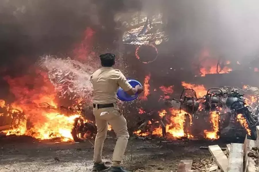 Balongi: थाने के मालखाने में लगी आग,सैकड़ों वाहन जलकर खाक