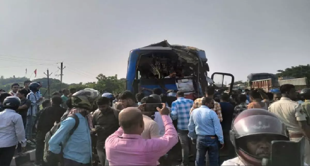 Cuttack में ट्रक ने बस को टक्कर मारी, 9 महिलाओं समेत 16 घायल