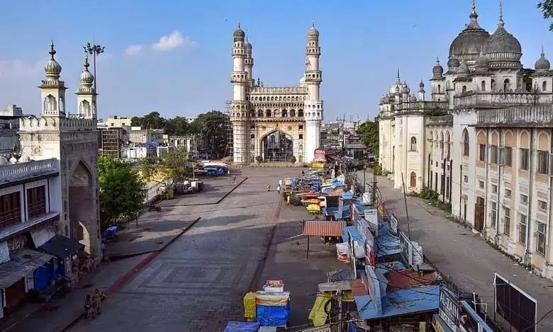 Charminar at dawn: एक शांतिपूर्ण स्थल और लोकप्रिय फिल्मांकन स्थल