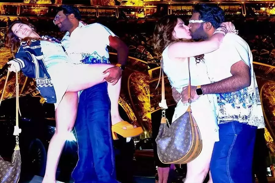 Entertainment: आरती ने एफिल टावर के सामने कि पति को किस