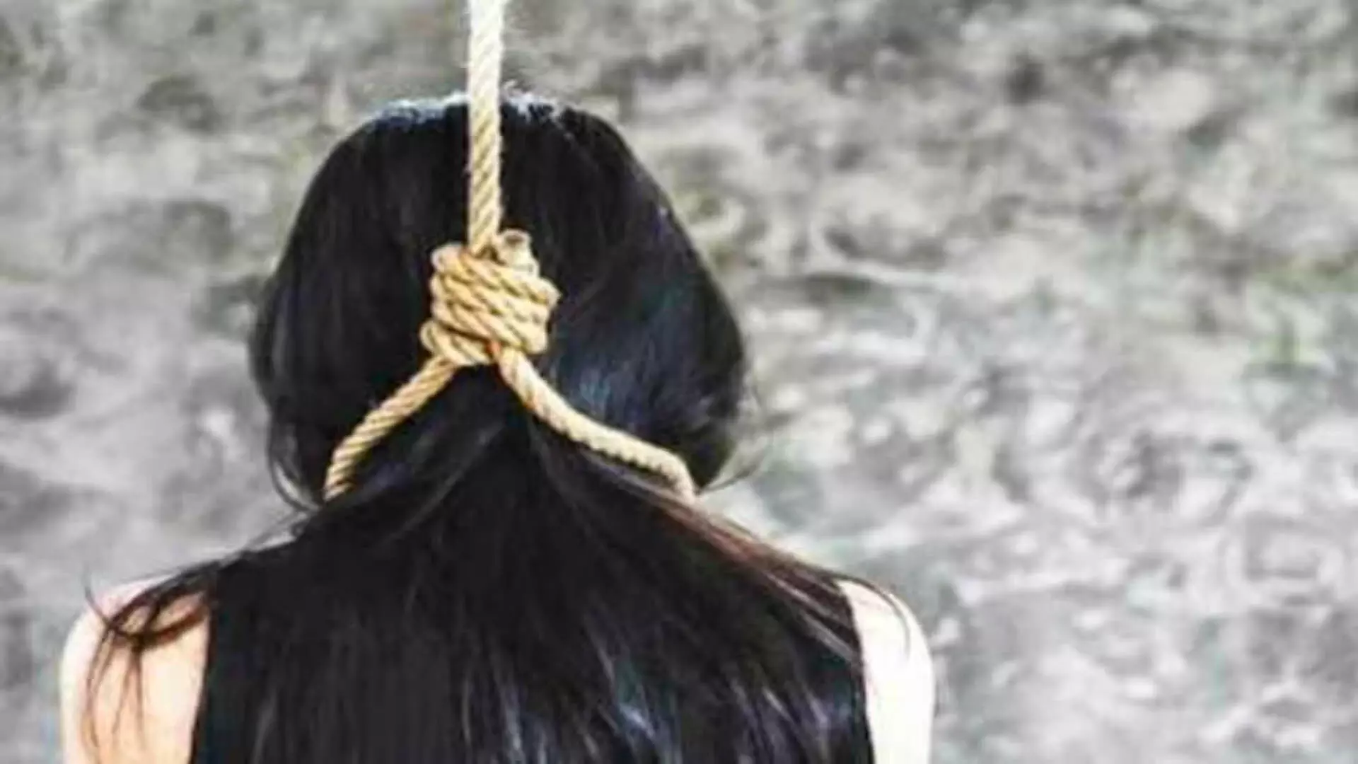 SUICIDE: 12वीं की छात्रा ने फंदे से लटककर दी जान, घर में मचा कोहराम