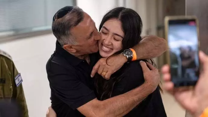 World: मुक्त हुई इज़रायली बंधक नोआ अर्गामानी अपने पिता से मिलीं
