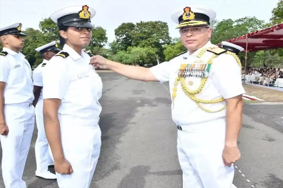 Sub-Lt Anamika Rajeev भारतीय नौसेना की पहली महिला पायलट बनीं, जिन्हें ‘गोल्डन विंग्स’ से सम्मानित किया गया