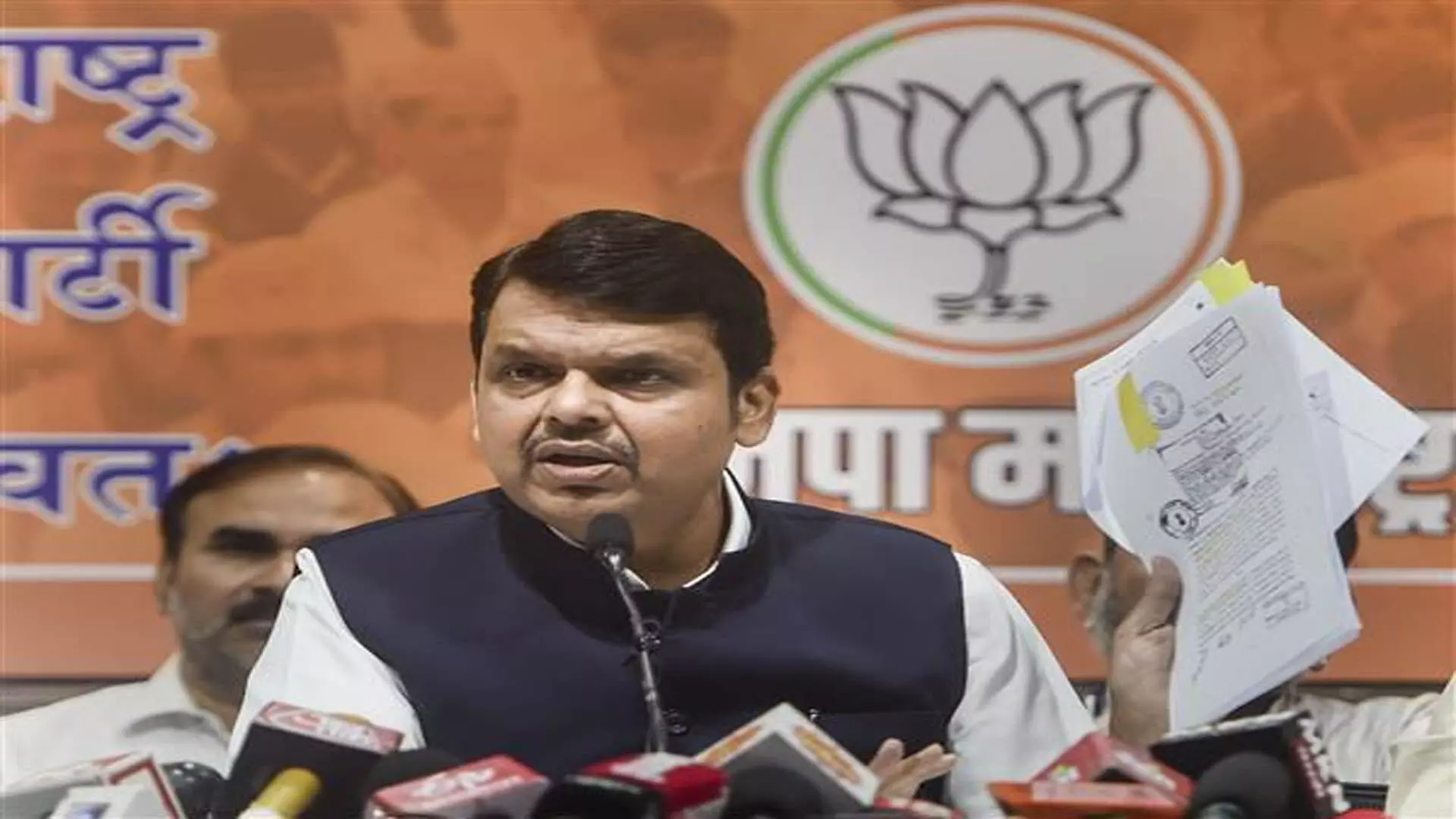 Fadnavis ने कहा, ‘मैं काम करना जारी रखूंगा’