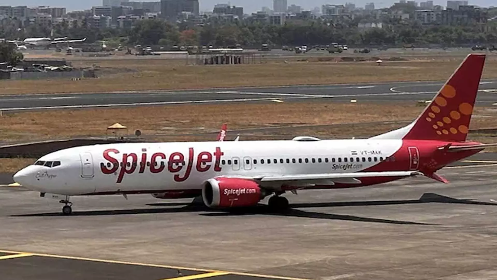 Delhi-Goa: तकनीकी खराबी के कारण स्पाइसजेट की उड़ान घंटो विलंबित