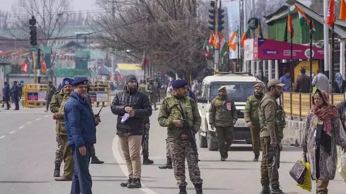 Kashmir: जम्मू-कश्मीर प्रशासन ने कथित आतंकी संबंध के लिए 4 कर्मचारियों को किया बर्खास्त