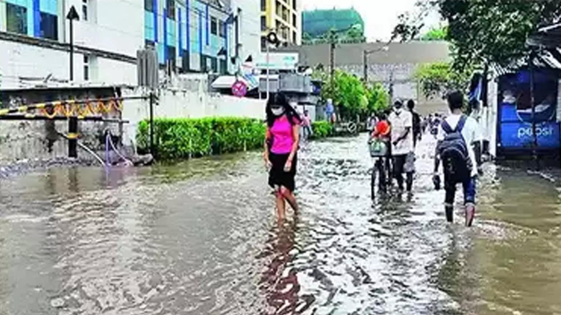 Kolkata News: केएमसी बाईपास, बेहाला बारिश से प्रभावित क्षेत्रों को ठीक करने की कोशिश कर रही