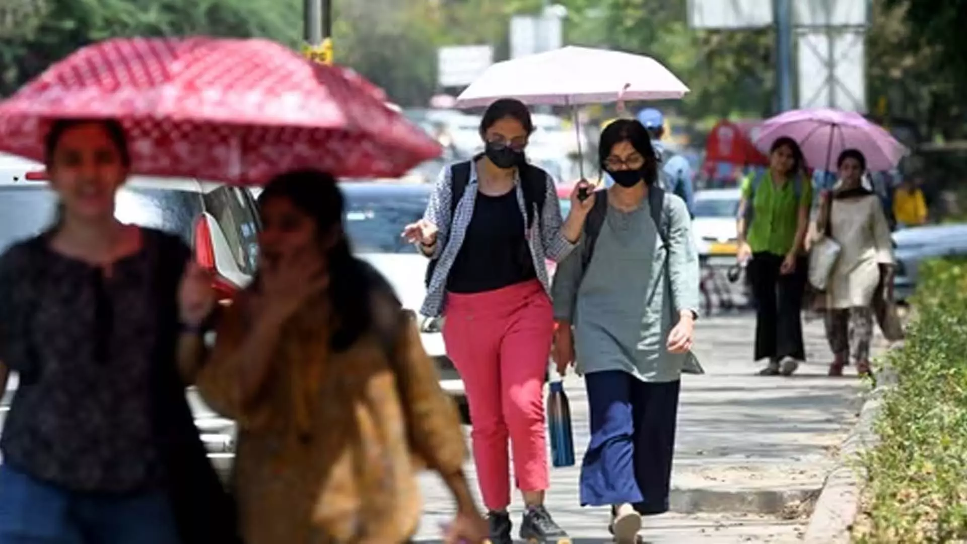 Delhi: में मौसम 30.05 °C तापमान पर