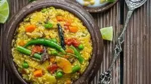 Gajar Matar Khichdi: जानिए कैसे बनती हैं ये गाजर मटर की खिचड़ी ये रही रेसिपी