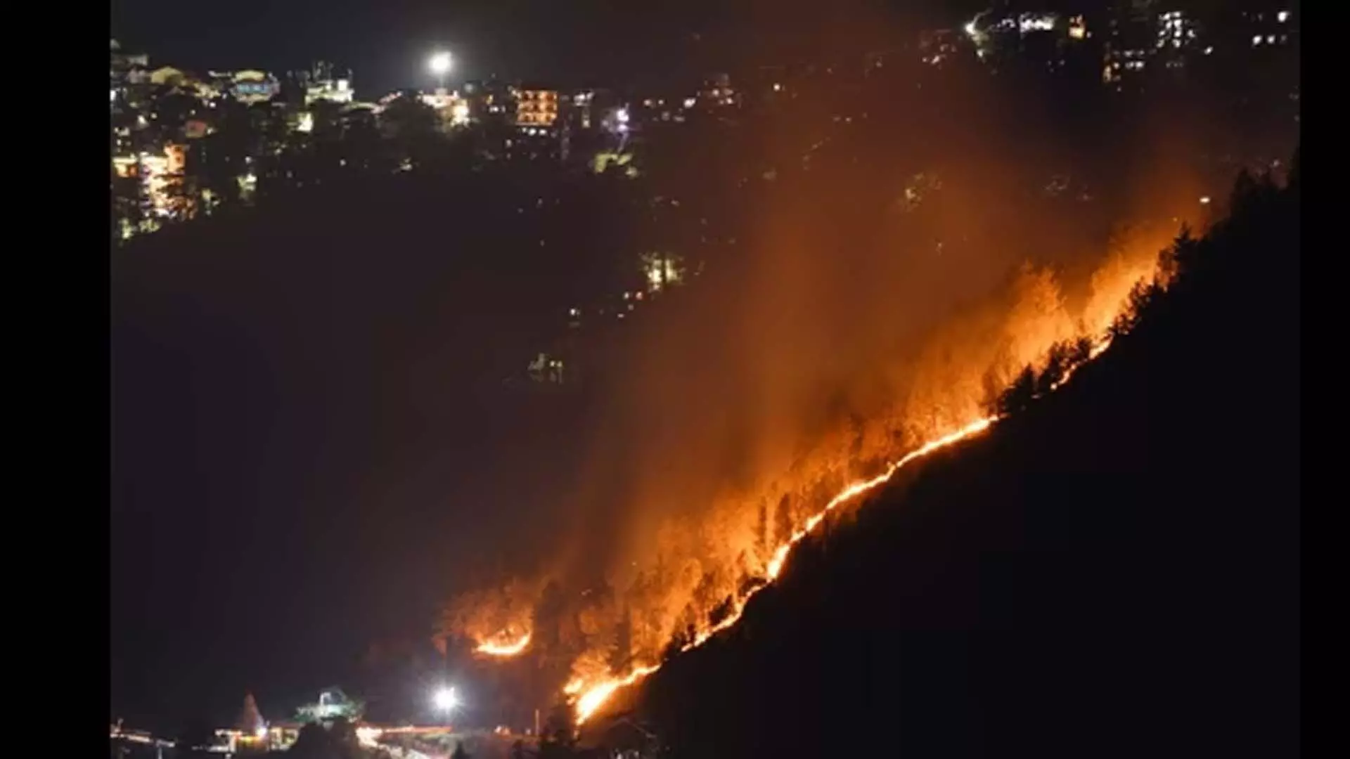 Himachal Pradesh: में जंगलों में लगी भीषण आग