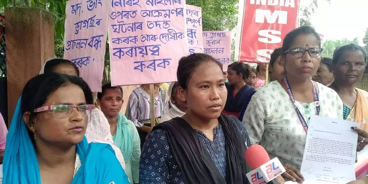 ASSAM NEWS :  लखीमपुर जिले के सचेतन मोहिला सोमज ने नशीली दवाओं की अवैध तस्करी के खिलाफ विरोध प्रदर्शन