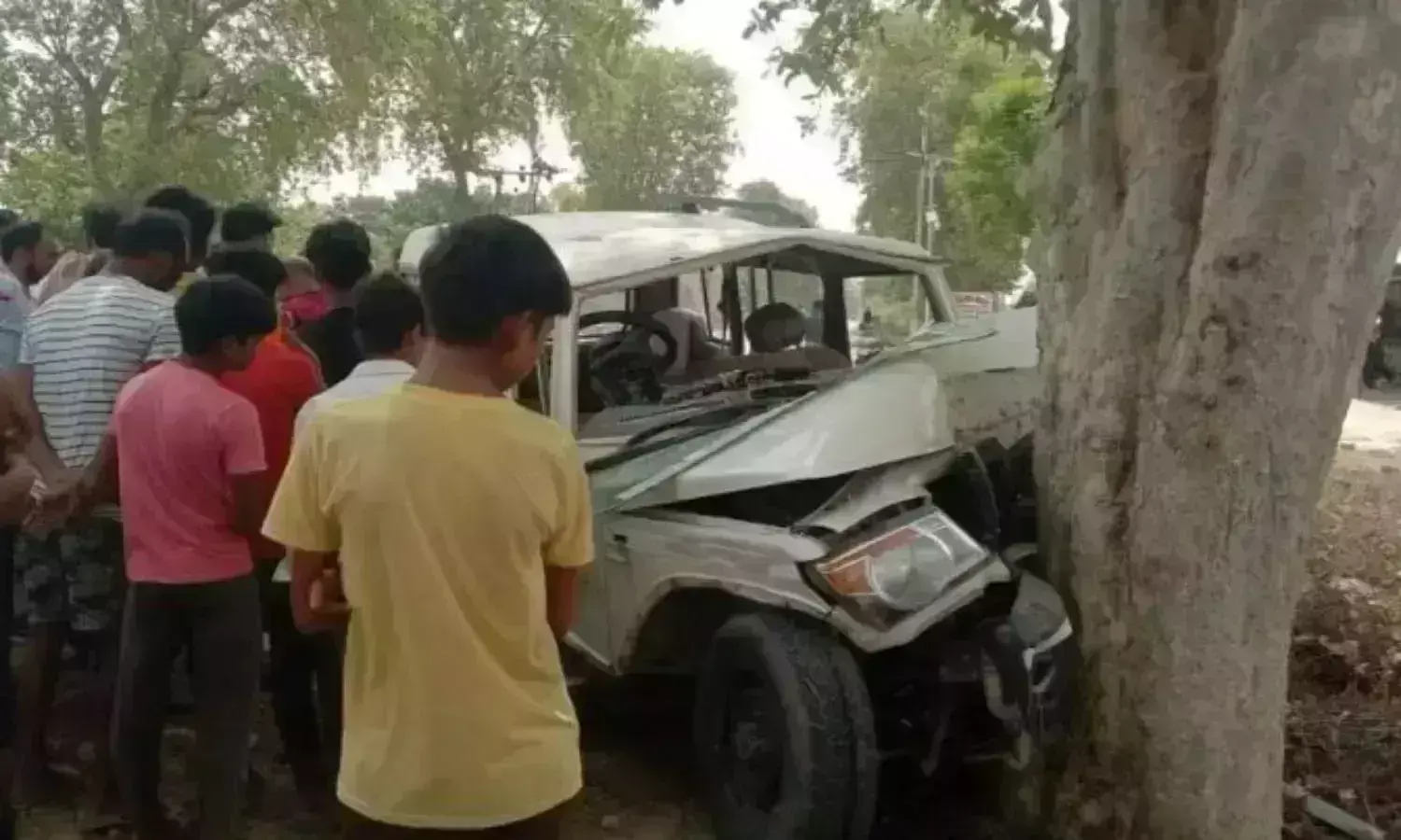 Road accident : बोलेरो बाइक को टक्कर मारने के बाद पेड़ से टकराई , हादसे में पांच की मौत