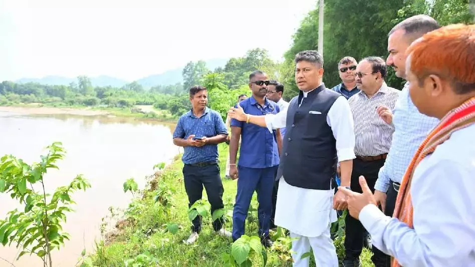 ASSAM NEWS :  असम के मंत्री पीयूष हजारिका ने बोको नदी के कटाव पर तत्काल कार्रवाई का वादा किया