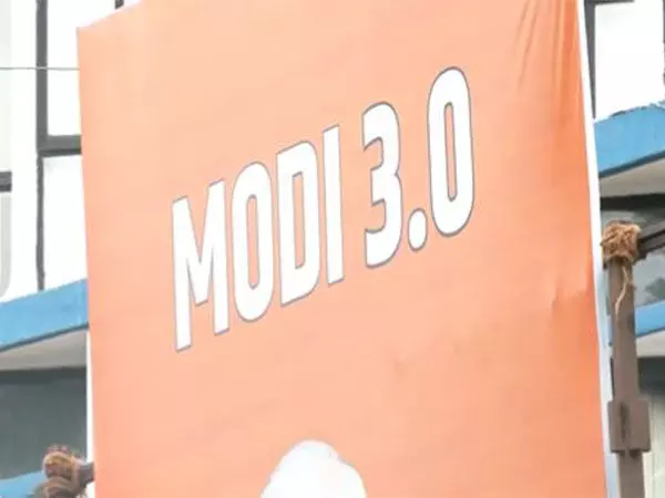 Mumbai में भाजपा महाराष्ट्र के पार्टी कार्यालय पर मोदी 3.0 के पोस्टर लगाए गए
