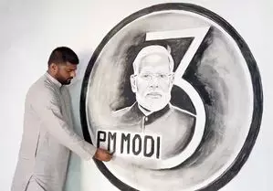 PM Modi: चित्रकार ने कोयले से बनाई पीएम मोदी की 8 फीट की तस्वीर