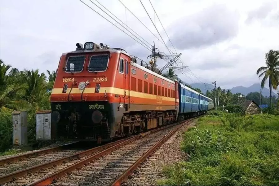 Indore : यात्री ट्रेन में युवती का मिला दो हिस्सों में कटा शव