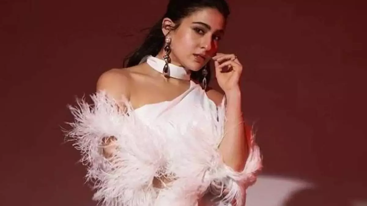 Sara Ali Khan:सारा अली खान ने फेदर स्लीव्स और डेवी मेकअप साथ जलवा बिखेरा