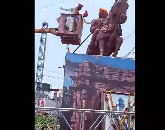 पार्षद का पैर टूटा VIDEO, माल्यार्पण के दौरान क्रेन गिरने से हुआ बड़ा हादसा