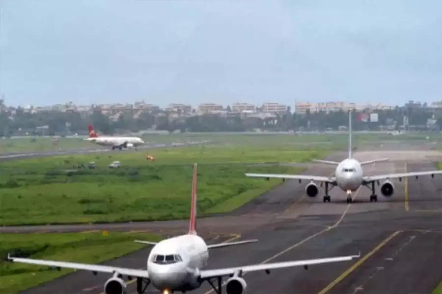 Mumbai Airport :एक ही रनवे पर आ गए दो विमान, यात्रियों की घिग्घी हुई जाम