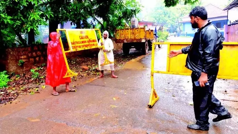 Goa: विद्युत विभाग को कुनकोलिम में खोदी गई सड़कों को चिह्नित करने के लिए अवरोधक लगाने पर मजबूर होना पड़ा