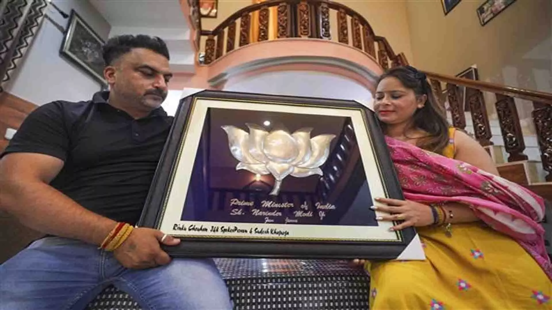 Jammu: जौहरी ने तीसरी बार प्रधानमंत्री बनने पर मोदी के लिए चांदी से 3 किलो का कमल का फूल बनाया