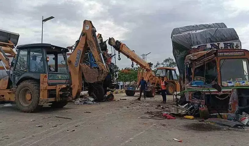 Sangareddy: ट्रकों की टक्कर में दो लोगों की मौत, तीन घायल